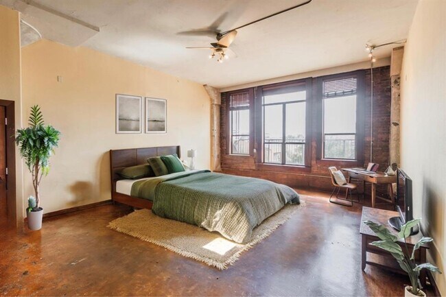 Building Photo - 2205 McKinney St Unit 306 Rental