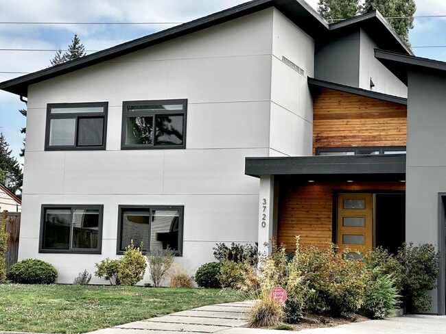 Photo - 6 BR / 4 BA – 4,100 SQ FT with Patio, Full...