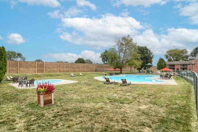 Área de piscina - Delbrook Manor Apartments