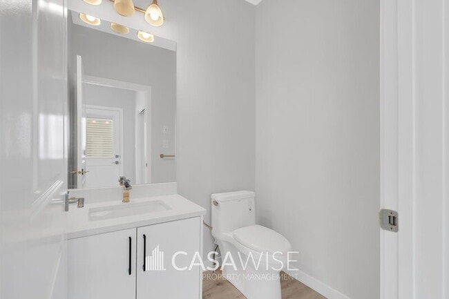 Photo - 4305-4338 38 St