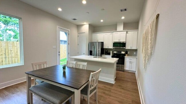 Photo - 835E Dorchester St