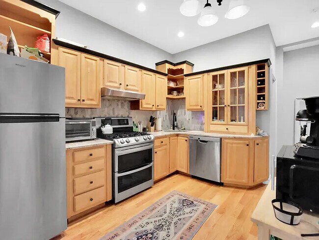 290 E 8th St Unit 290 E 8th St #8