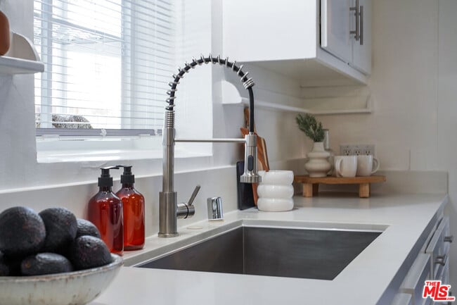 Photo - 560 Croft Ave