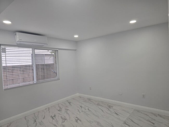 Building Photo - Cozy Unit in Westminster for Lease