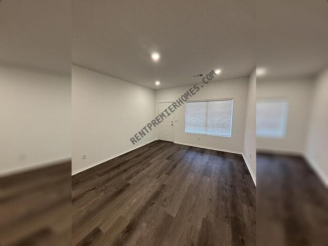 Photo - 34-10 10 Point Ln