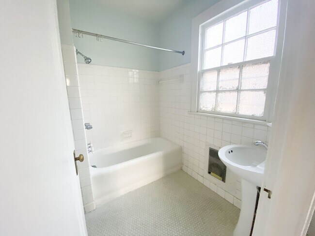 Photo - 1BD/1BA on Audubon Park, with Off street p... Unit 2