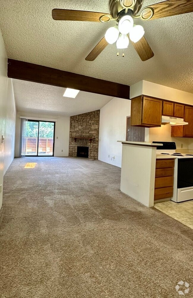 Building Photo - Spacious and Bright Top-Floor Apartment wi...