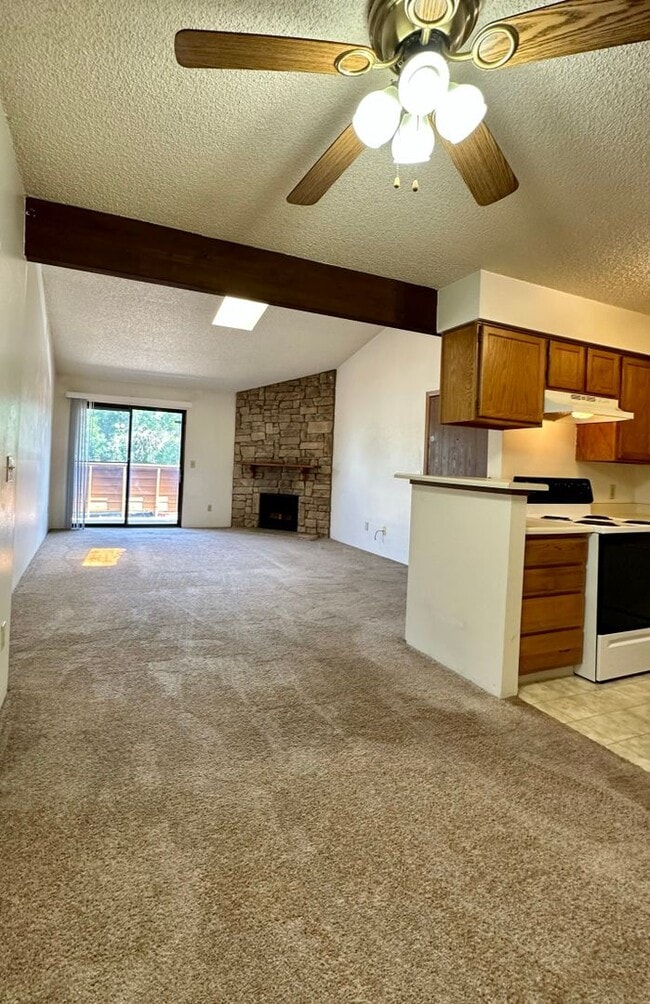 Spacious and Bright Top-Floor Apartment wi... - Spacious and Bright Top-Floor Apartment wi...