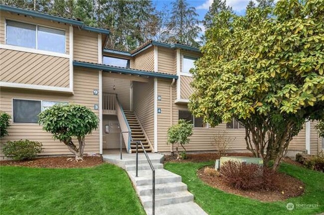 Building Photo - Beautiful 2 bed with private patio and outdoor space