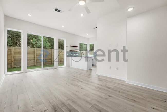 Building Photo - 2000 Riverside Farms Rd