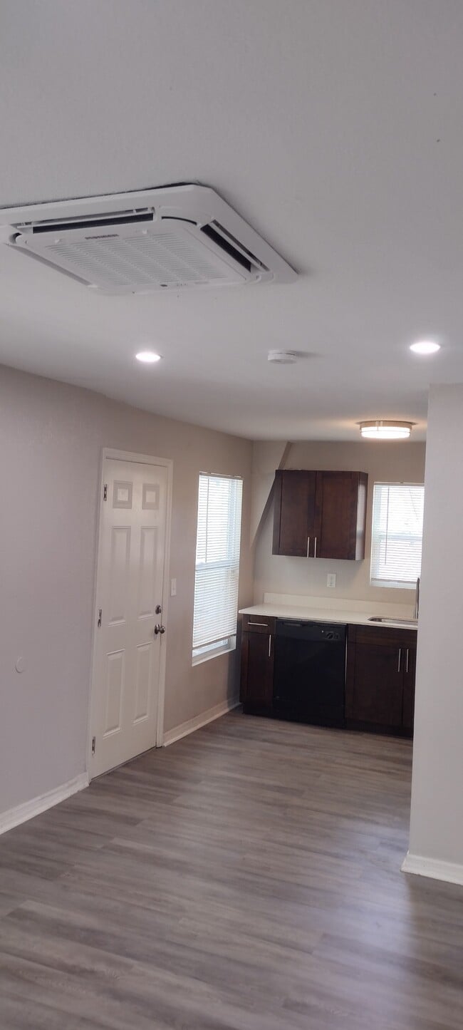 Photo - 703 E Hanlon St