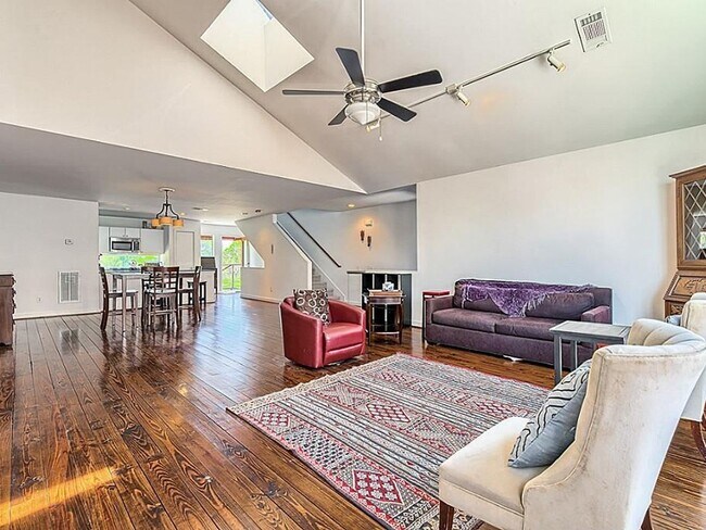 Photo - Charming, modern, 3 Bedroom Townhome in Ho...