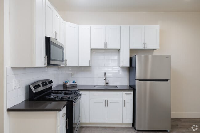 2BR, 1BA - 925SF - Kitchen