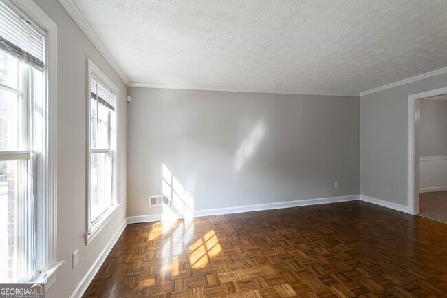 Photo - 3165 Henderson Walk