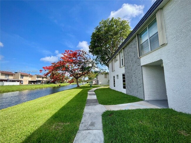 Building Photo - 10385 N Kendall Dr Unit P1
