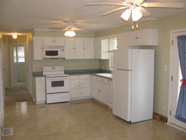 Photo - Great Location with 4 Bedrooms Rental Home