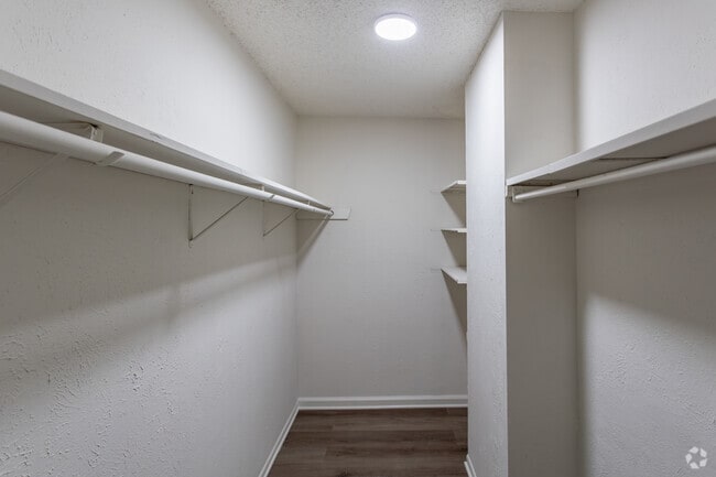 1BR, 1BA - 742SF - Closet - Parkwood Villa