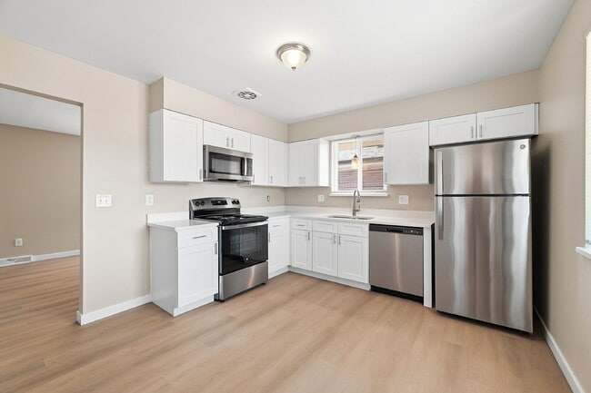 Photo - $2,340.95 with $300 Off the First Month's Rent, 5 Beds - 2 Bath, Multiplex in Littleton with Shar... Unit #5571