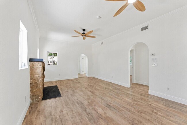Photo - 825 N K St