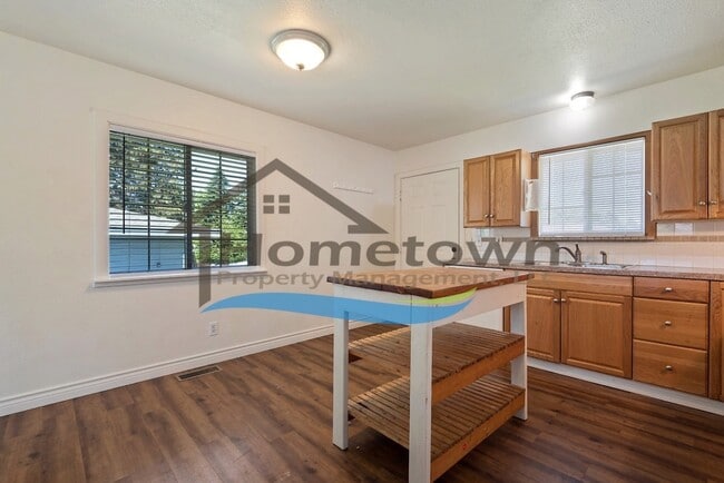 Photo - 1468 E Burnham Ave