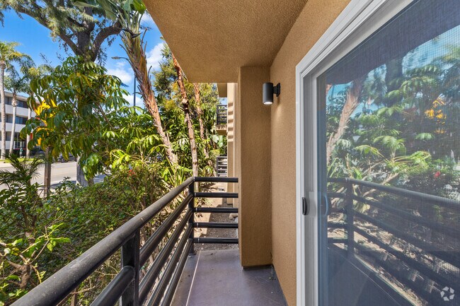 2BR, 2BA - 1,000SF - Balcony