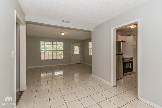 Photo - 1033 Busac Ave
