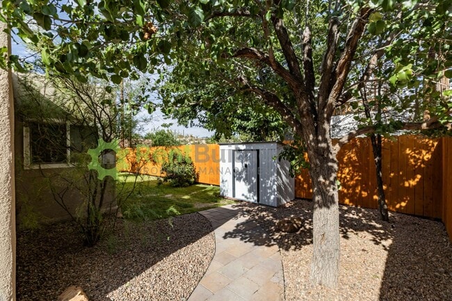 816 Loma Vista Dr NE