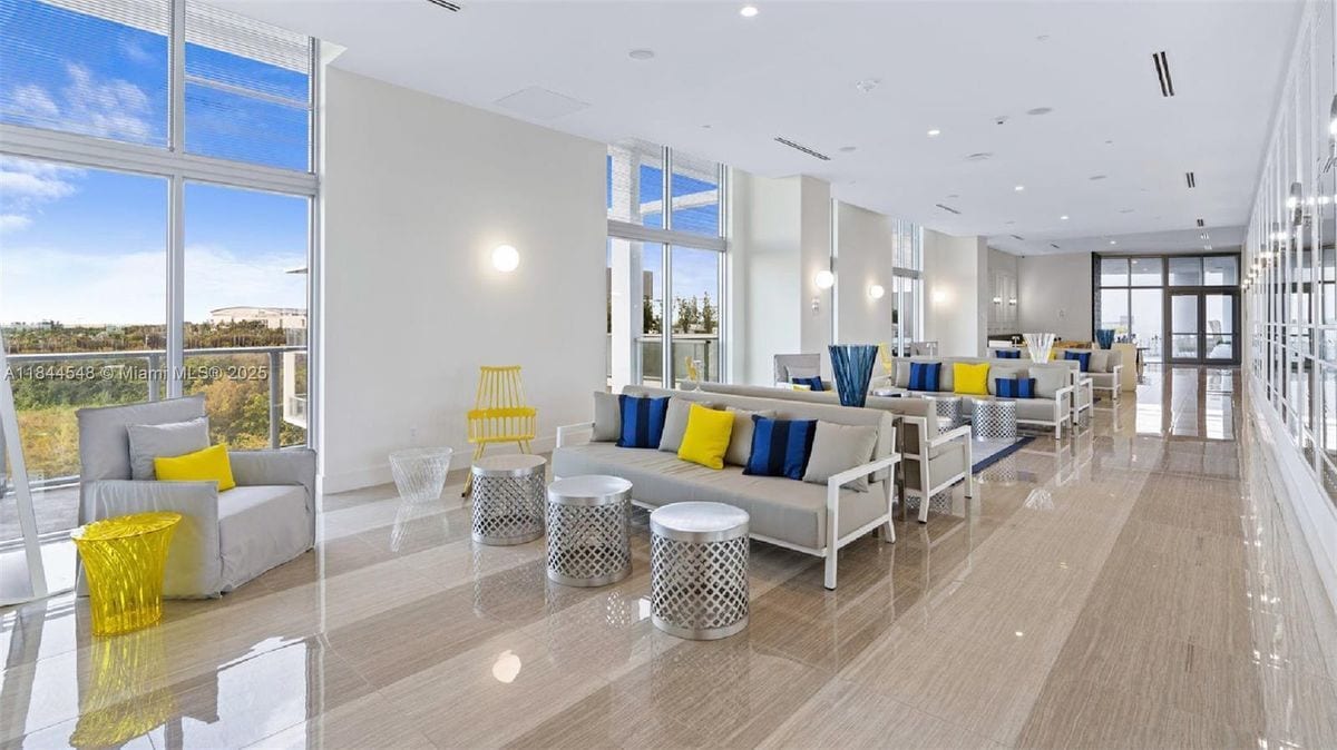 Photo - 2000 Metropica Wy