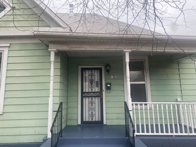 2 Bedroom home with Fenced yard - 2 Bedroom home with Fenced yard