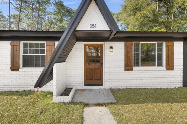 Photo - 351 Queens Way