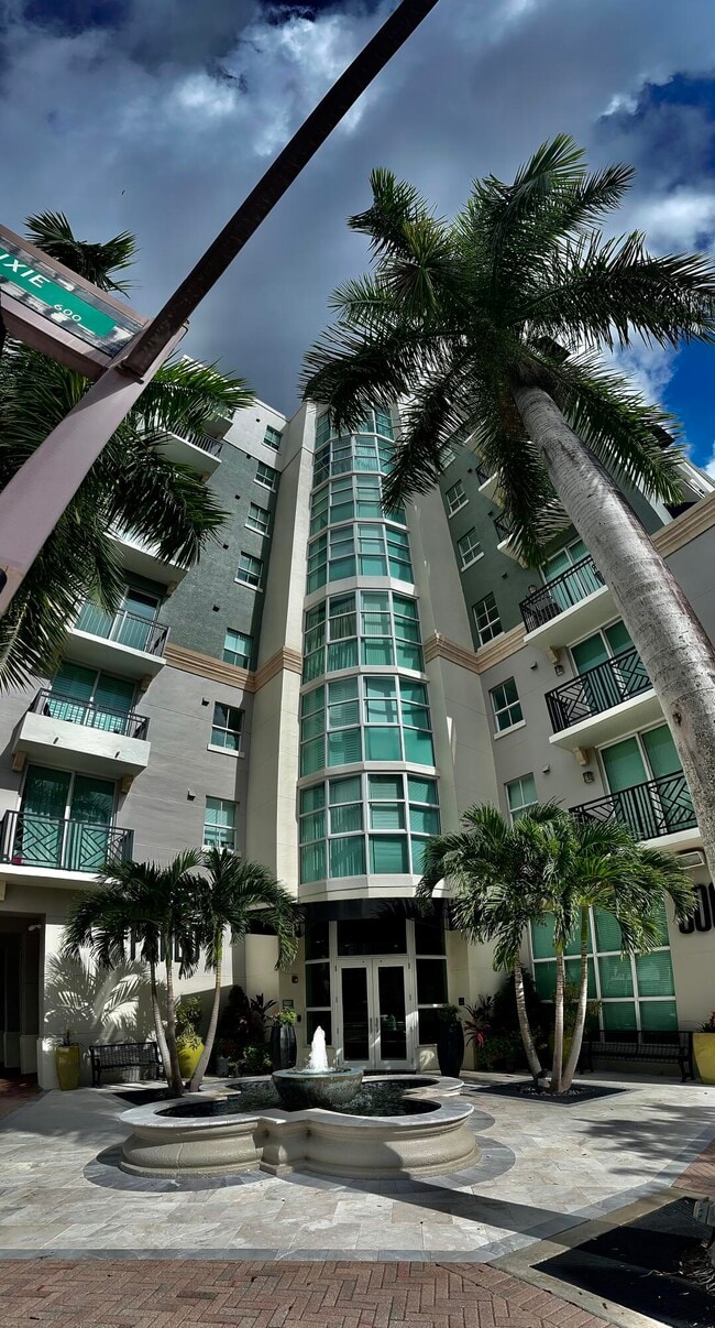 Building Photo - 600 S Dixie Hwy Unit 652 Rental