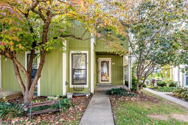 Building Photo - Live the Lake Lifestyle! 3-bedroom, 1.5-ba...