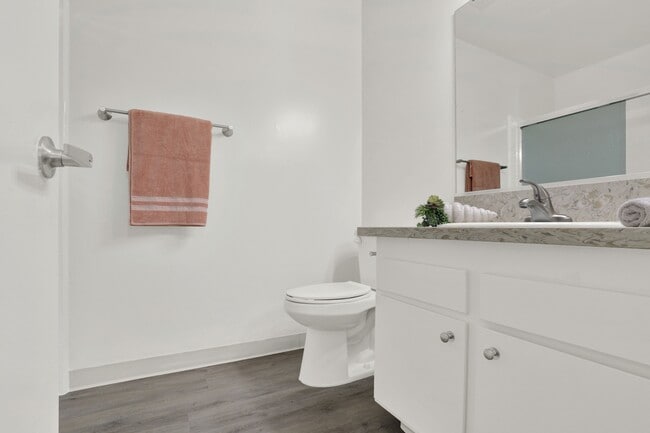 1 bedroom bathroom