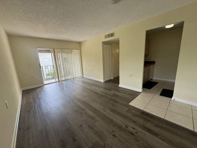 Building Photo - Spacious 1/1 Condo – Great Location! Unit 1080 Benoist Farms