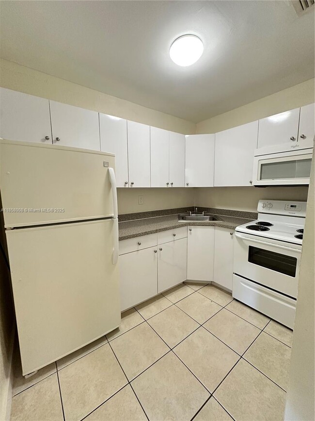 Building Photo - 609 NW 7th Ave Unit 2 Rental