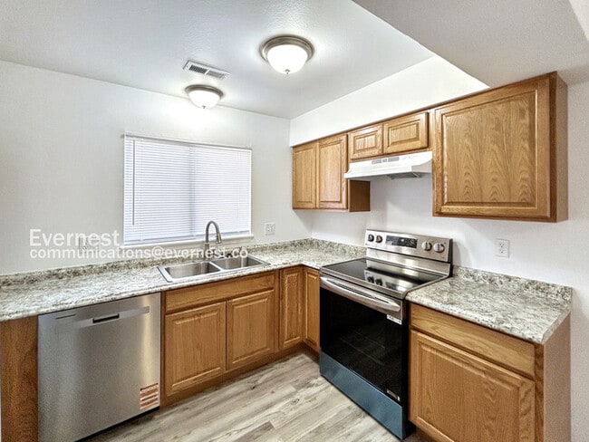 Building Photo - 1120 Yuma St Unit D Rental