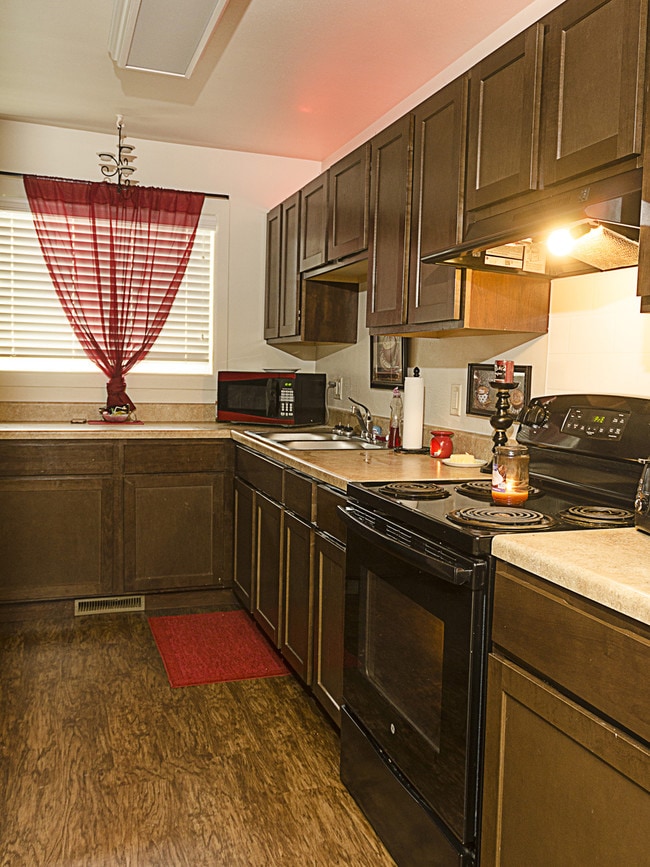 Photo - Lakeside Gardens