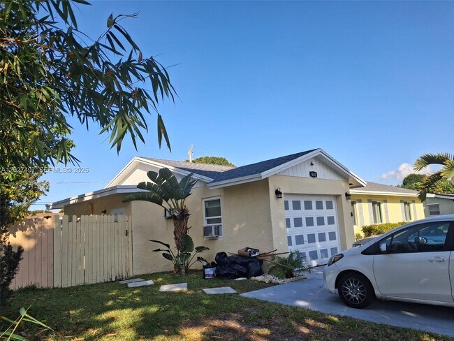Building Photo - 1800 Pinehurst Dr Unit 1