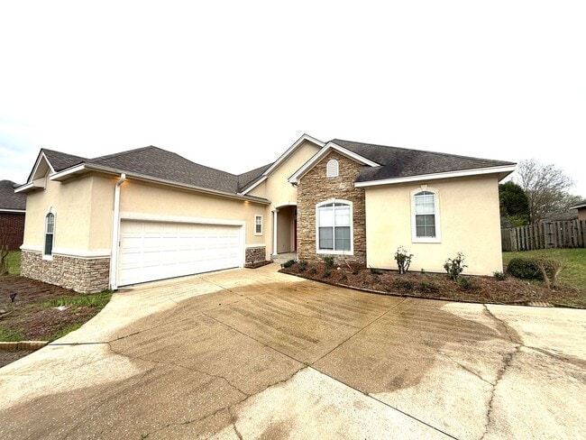 Photo - ** 4 Bed 3 Bath located in Deer Creek ** Call our self showing number to schedule a tour 334-366-...