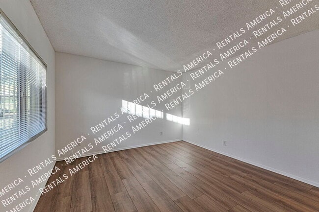 Photo - 749 E 6th St