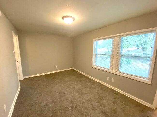 Photo - 1295 Foxcroft St