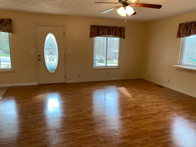 Photo - 313 St George Dr