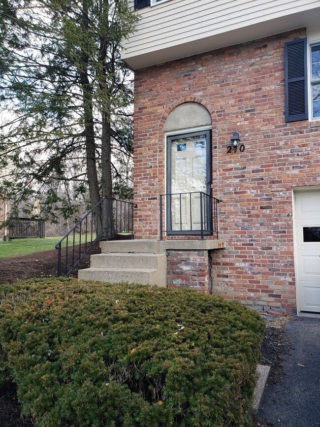 Building Photo - 3 Bedroom Townhouse in Quail Run