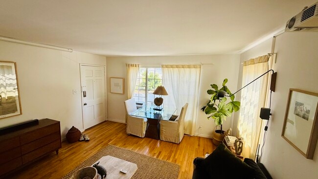 Photo - 941 Robinson St Unidad 941 half