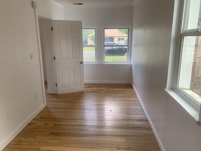 Photo - 1661 Valentia St