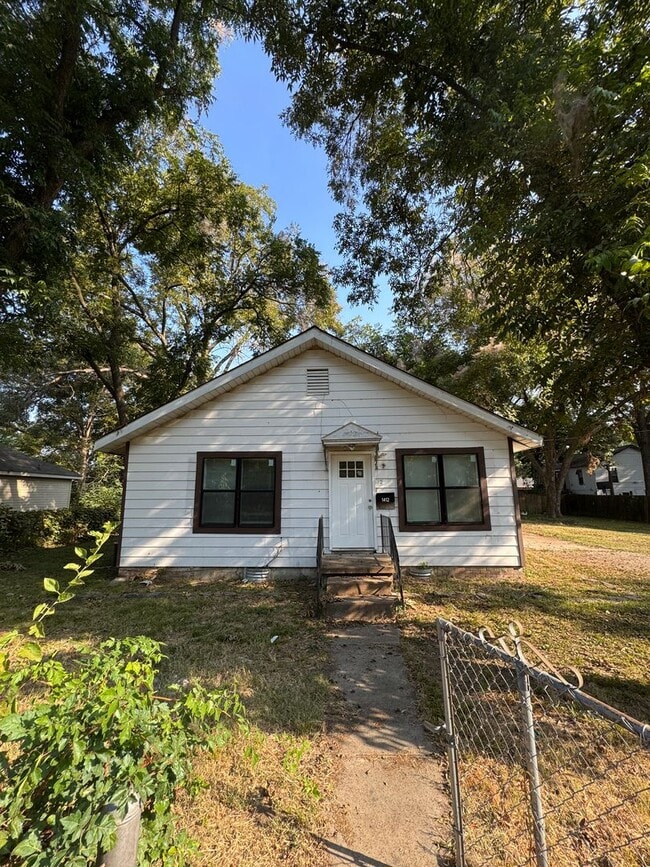 Building Photo - 3 Bedroom / 1 Bath Available Now in Jonesboro Rental