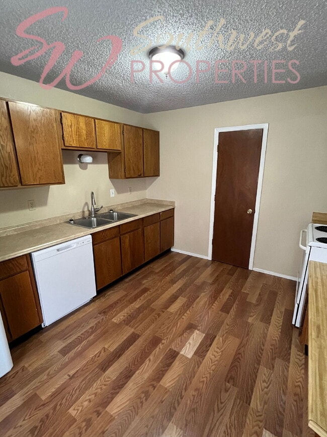 Photo - Move in Ready 2 bedroom 1 bath apartment -- Walk to Campus! Unit Apt 5