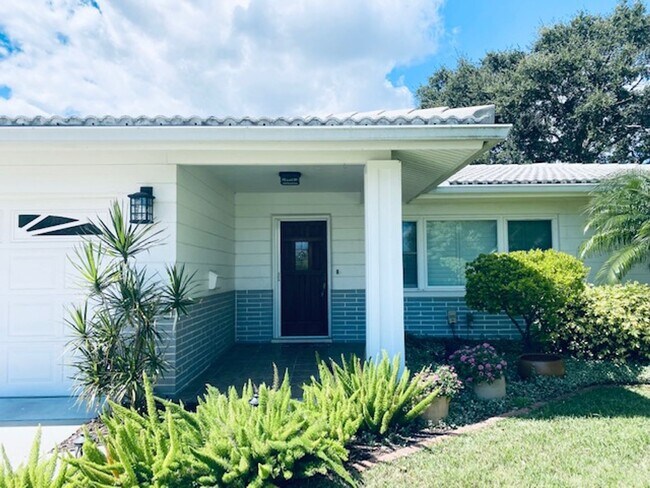 Photo - Gorgeous Single Family Home in St Pete 3br...