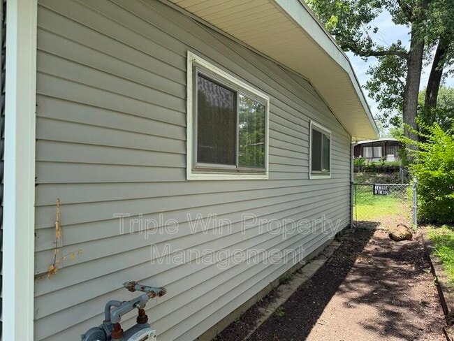 Photo - 835 Bobbins Ln