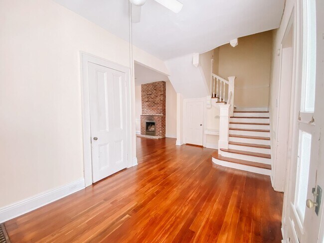 Photo - Gorgeous unit between Prytania and Magazine! Unidad A